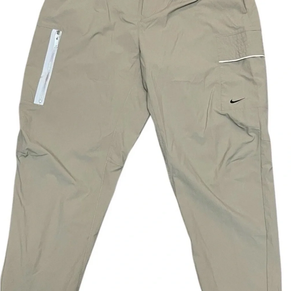 NEW Nike Pants Standard Fit Tapered Leg Men's Size 34 Tan Khaki Golf Pockets
